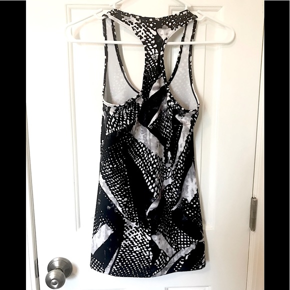 🆕🔥RARE11 LULULEMON ATHLETICA SUPER CUTE TANK BLACK&WHITE MSRP THIS STYLE 125$ - Picture 9 of 15